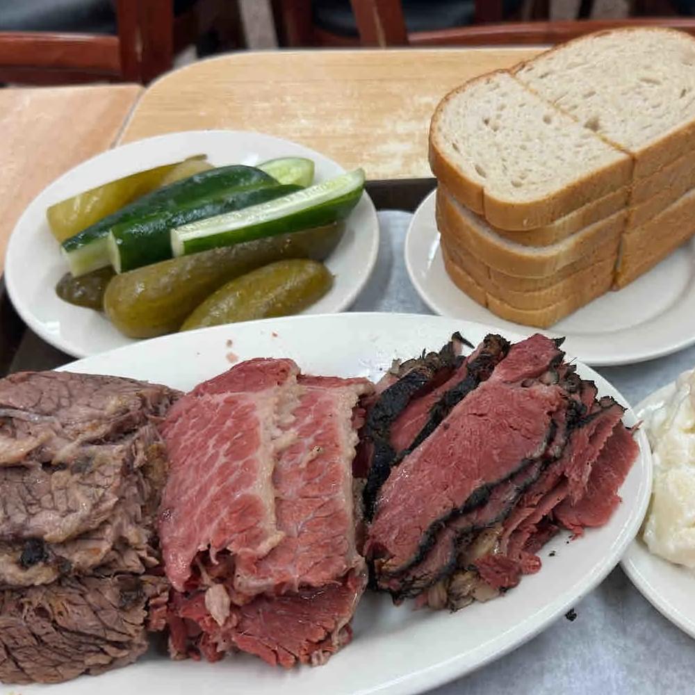 Pastrami vs. Geselchtes: Unterschiede und moderne Zubereitung