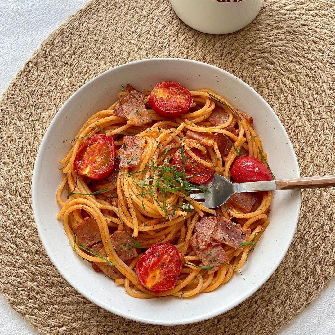 Was denkst Du darüber, kalte Tomaten, Oliven und Fetakäse mit Olivenöl in warme Spagetti zu mischen?