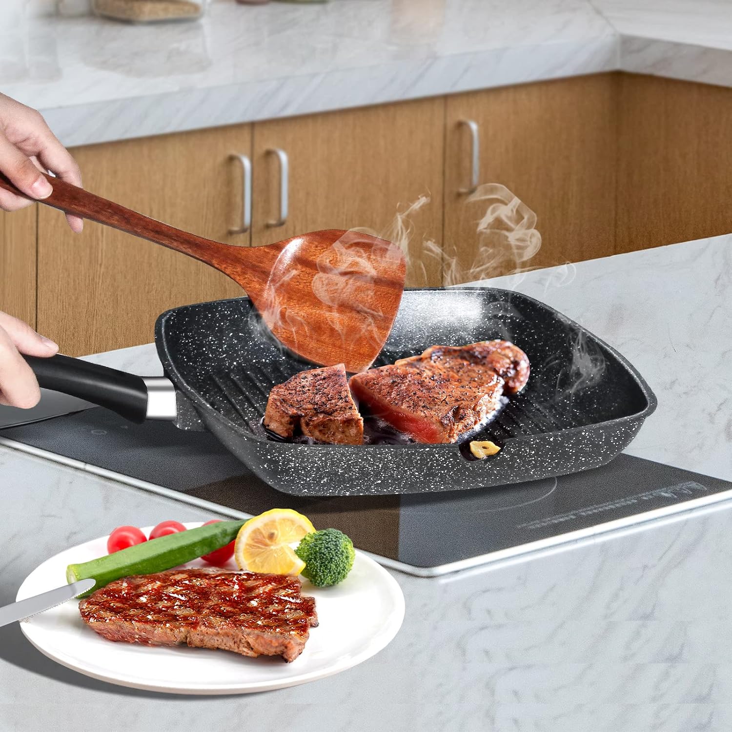 28x28 cm grill pan with pouring spout, 100% PFOA-free. Non-stick steak pan made of cast aluminum for gas, induction &amp; electric stove